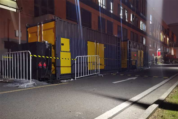 西峰柴油发电机组的输出电压是如何调节的？